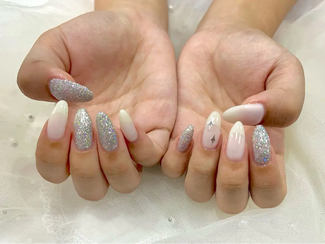 ネイル キラキラネイル ホワイト ハンドネイル Nail salon Cielel⟡Ayaのネイルデザイン