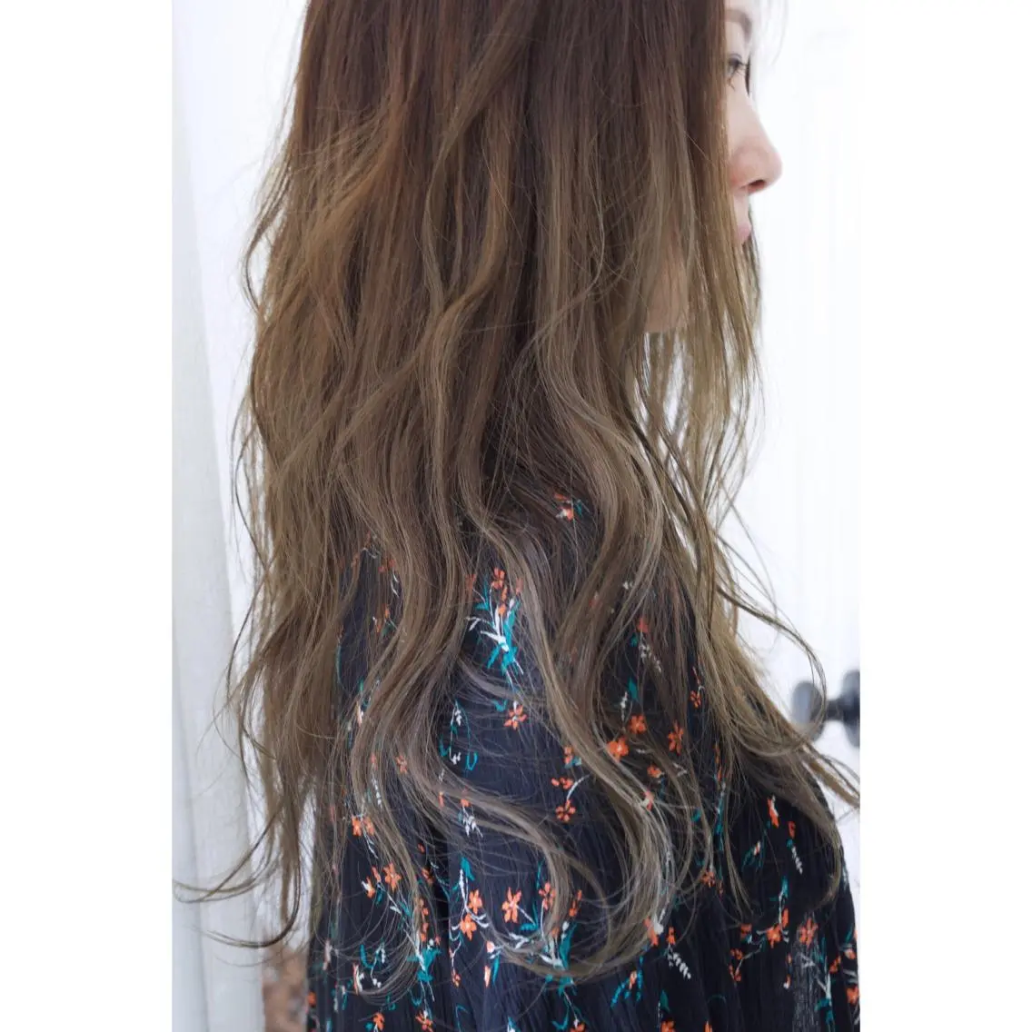 ロング カラー バレイヤージュ ベージュカラー オリーブベージュ レイヤーカット fio マナミのヘアスタイル