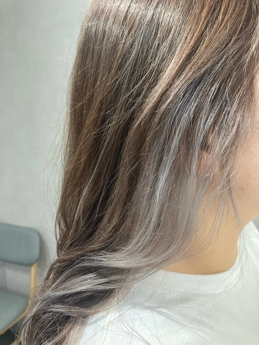 セミロング カラー ブリーチ シルバー 大澤 美樹 💇‍♀️店長のヘアスタイル