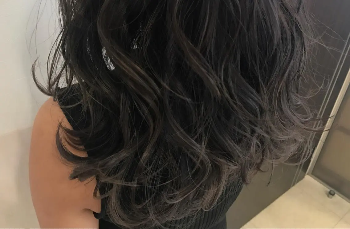 セミロング カラー グレージュ ハイライトカラー シアーグレージュ ハイライト Oopsレイヤー 加藤澄都のヘアスタイル