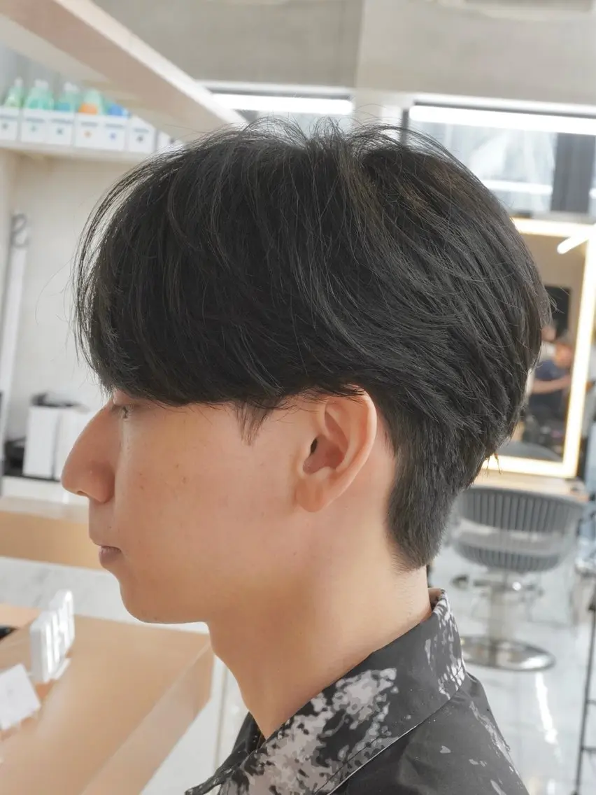 ショート パーマ ヘアアレンジ メンズ センターパート フェザーパーマ メンズパーマ 縮毛矯正 ニュアンスパーマ カット 縮毛矯正 HIKARI メンズ満足度No.1のヘアスタイル