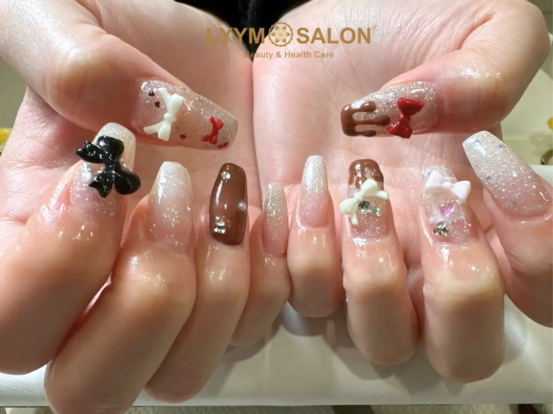 ネイル ガーリー キラキラネイル ラメ(グリッター) リボン ハンドネイル LYYM Salonのネイルデザイン