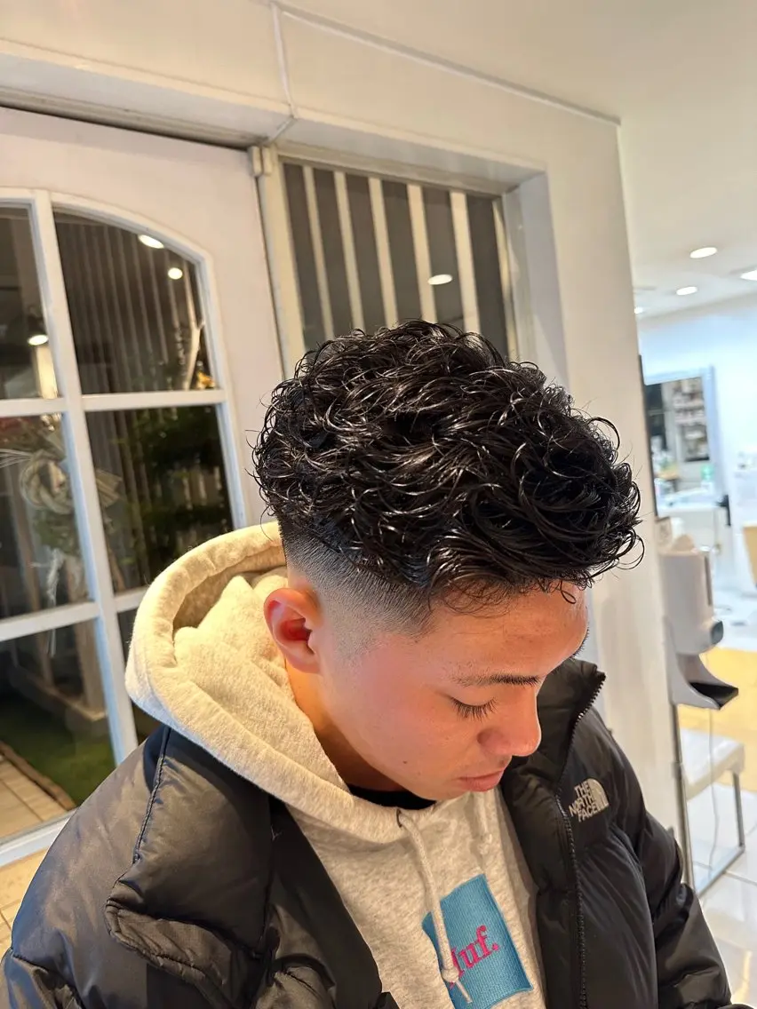 パーマ メンズ フェードカット メンズパーマ スキンフェード タカセ レンのヘアスタイル