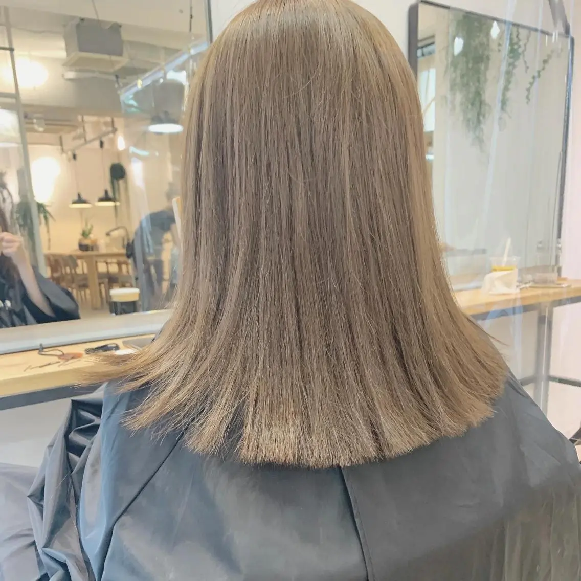ミディアム カラー ハイトーンボブ 前田 表参道　グレージュのヘアスタイル