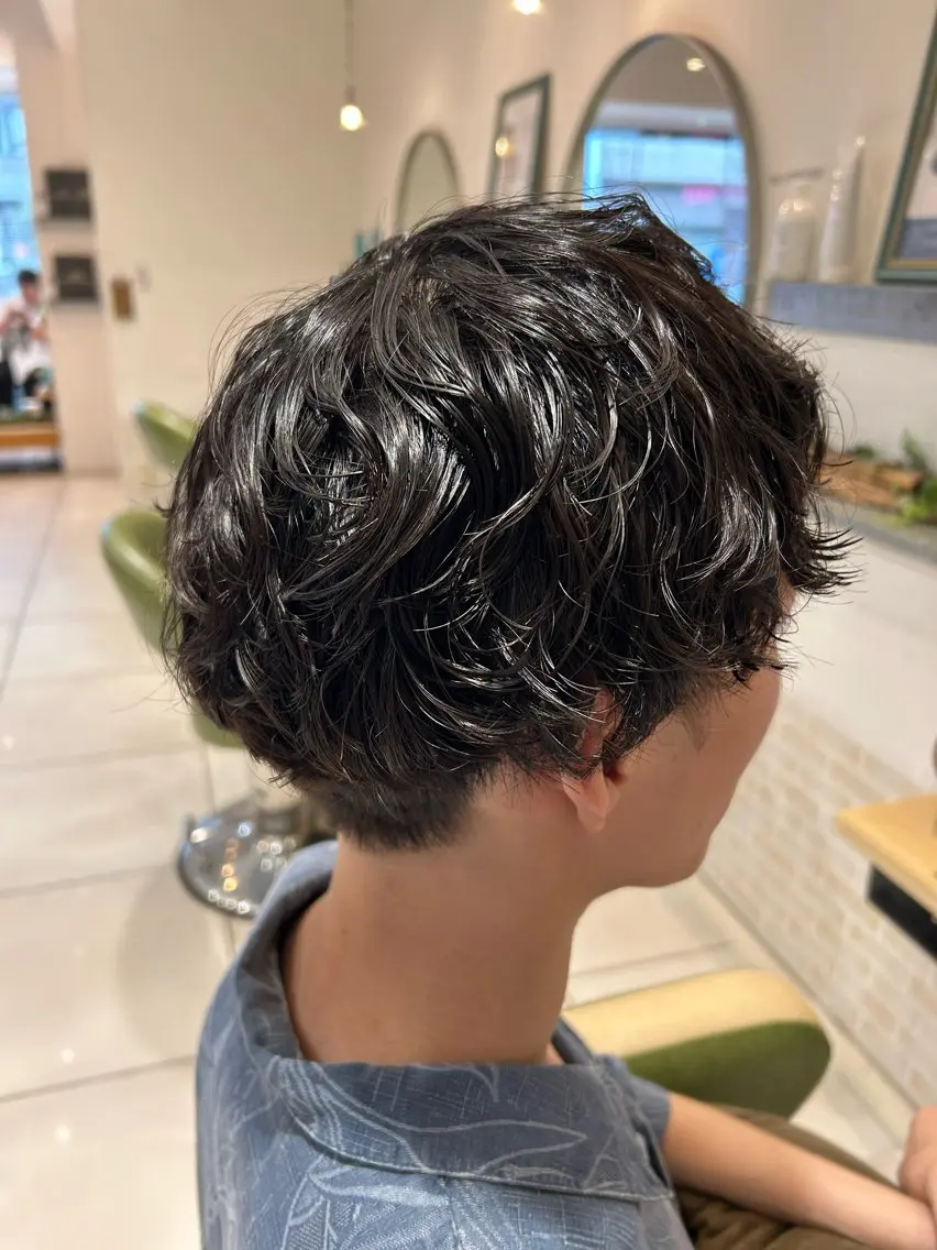 ショート パーマ ハイライトカラー レイヤーカットのヘアスタイル