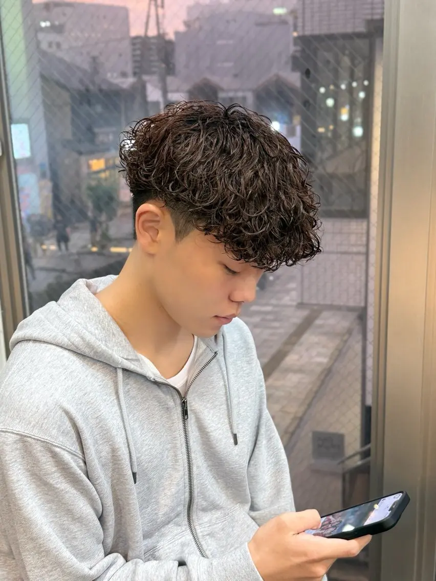 パーマ メンズ メンズパーマ 波巻きパーマ カット パーマ 井ノ本 成海 / カラー/縮毛矯正のヘアスタイル
