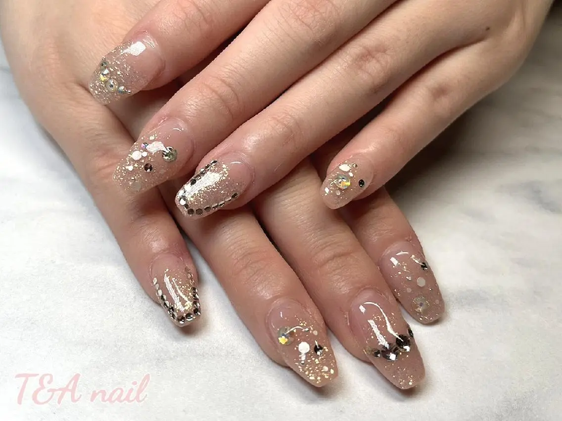 ネイル セミロング 長さ出し ジェルネイル グラデーション キラキラネイル ニュアンスネイル T&A nailのネイルデザイン