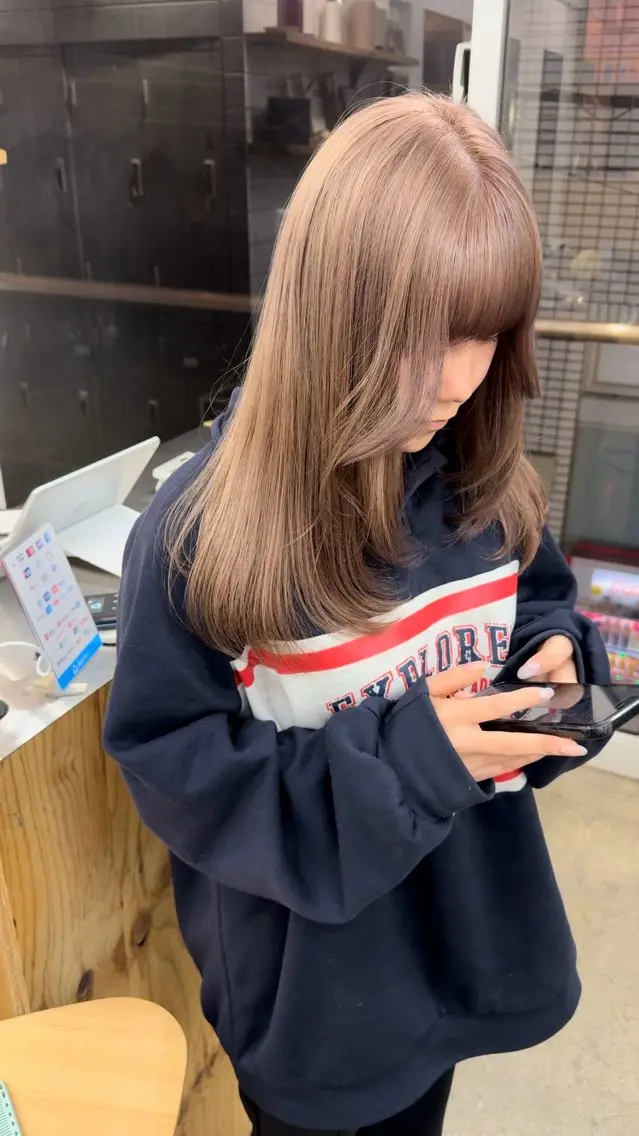 セミロング カラー ブリーチ 新宿 似合わせカラー HINAのヘアスタイル