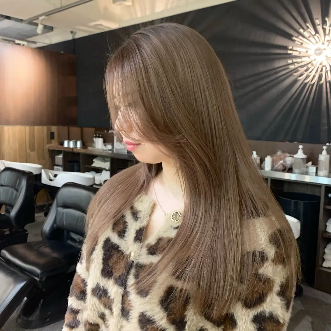 セミロング カラー ベージュカラー ブリーチ ケアブリーチ ミルクティーベージュ カット ヘアカラー トリートメント ハイトーン/ブロンド pi-(ぴー)のヘアスタイル