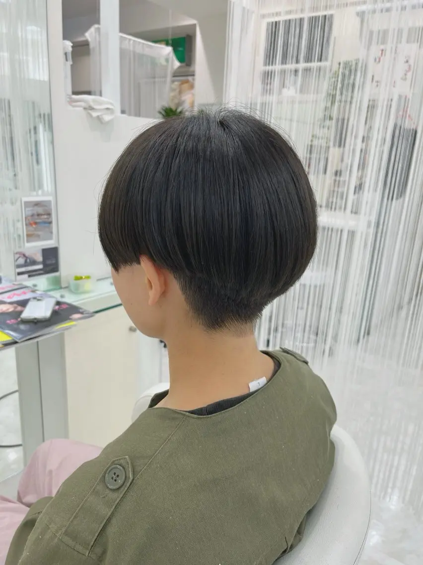 ショート カラー ベージュカラー オリーブベージュ カット ヘアカラー 山森 大地のヘアスタイル