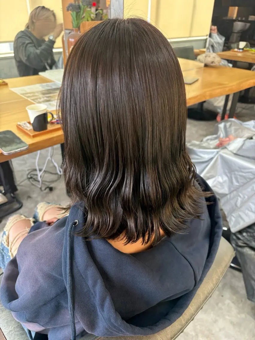 ミディアム カット ヘアカラー シモイケ ルアのヘアスタイル
