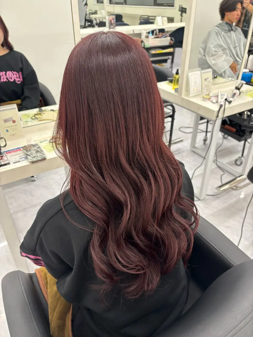 ロング カラー ブリーチ ボルドーカラー ブリーチなしカラー レッドカラー ヘアカラー Ayano‪‪🎀似 合わせ×透明感🎀のヘアスタイル
