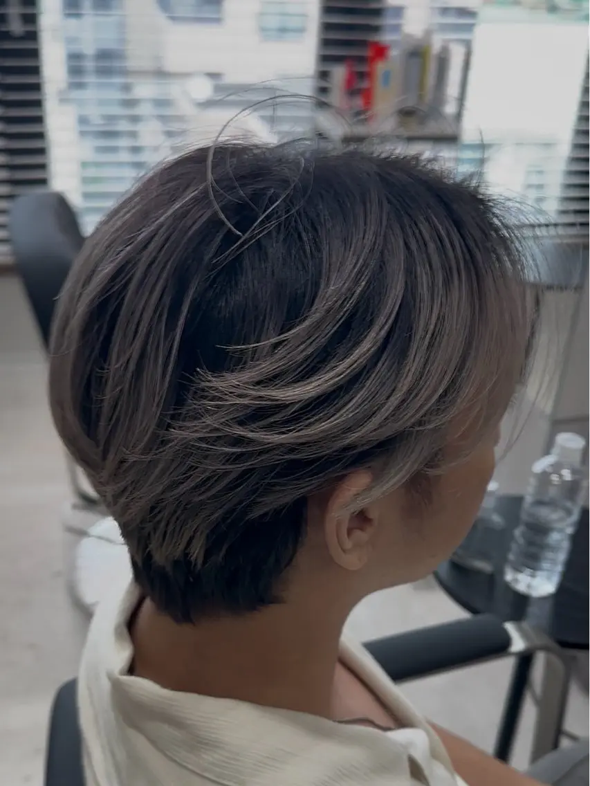 カラー メンズ メンズバレイヤージュ センターパート バレイヤージュ シルバー ホワイトシルバー カット ヘアカラー トリートメント メンズ縮毛矯正 /町田/木村悠月のヘアスタイル