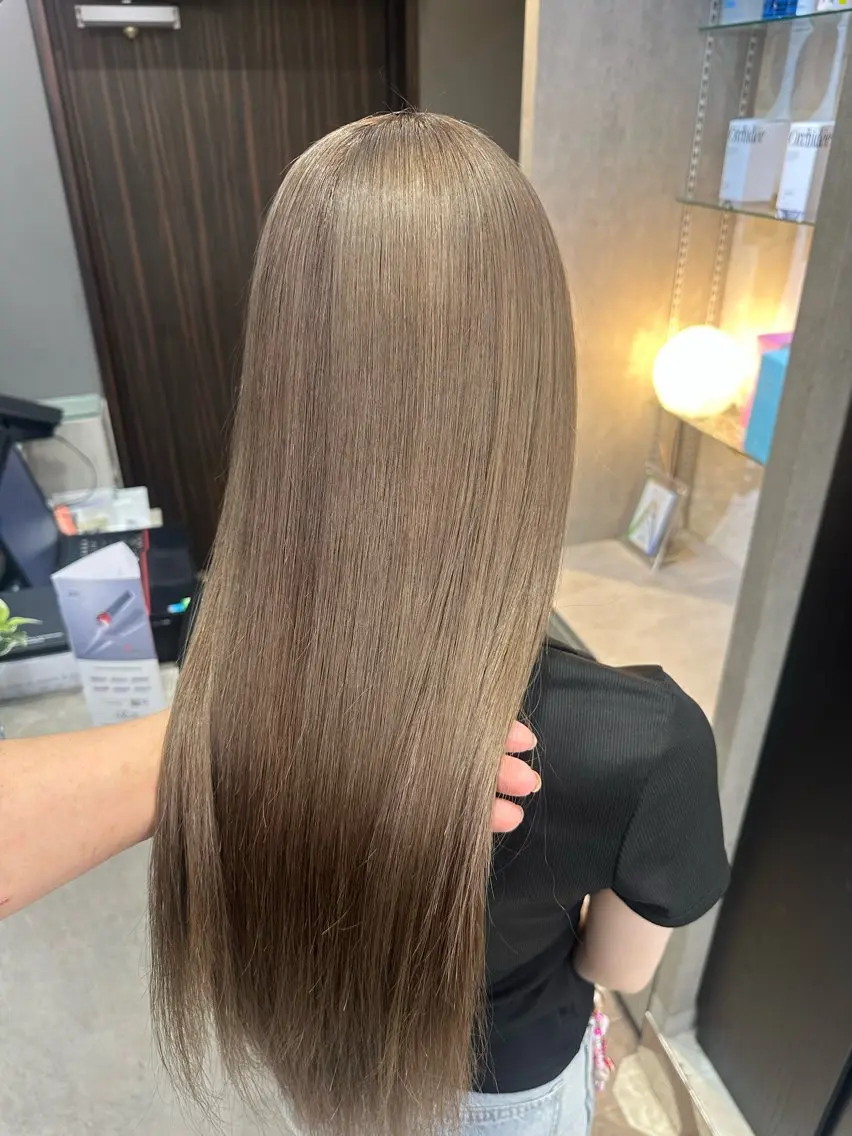 セミロング カラー ベージュカラー ブリーチ ケアブリーチ 透明感カラー ダブルカラー ヘアカラー トリートメント 天神暖色カラー レイヤー・髪質改善のヘアスタイル