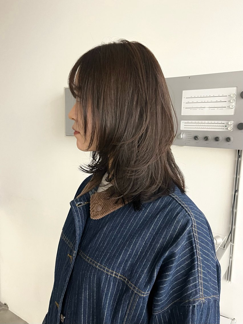 ミディアム カラー ミディアムレイヤー ベージュカラー ダブルカラー レイヤーカット カット ヘアカラー トリートメント 天神/レイヤー特化 ハイトーン/デザインのヘアスタイル