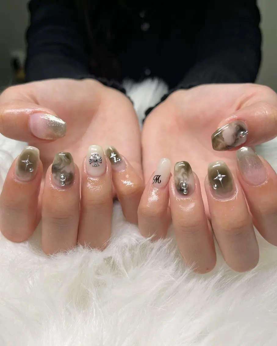 ネイル 大理石ネイル(マーブル) ミラーネイル シルバー ハンドネイル 🏠自宅 サロン💅natsuのネイルデザイン