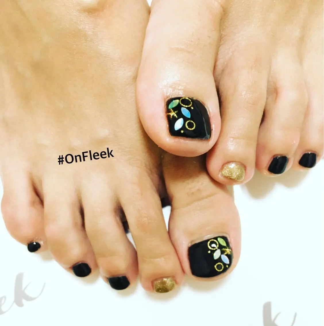 FOOT(オフ・甘皮ケア込み)※角質ケアは別途¥1,500親指アートのシンプルデザイン¥7500の写真