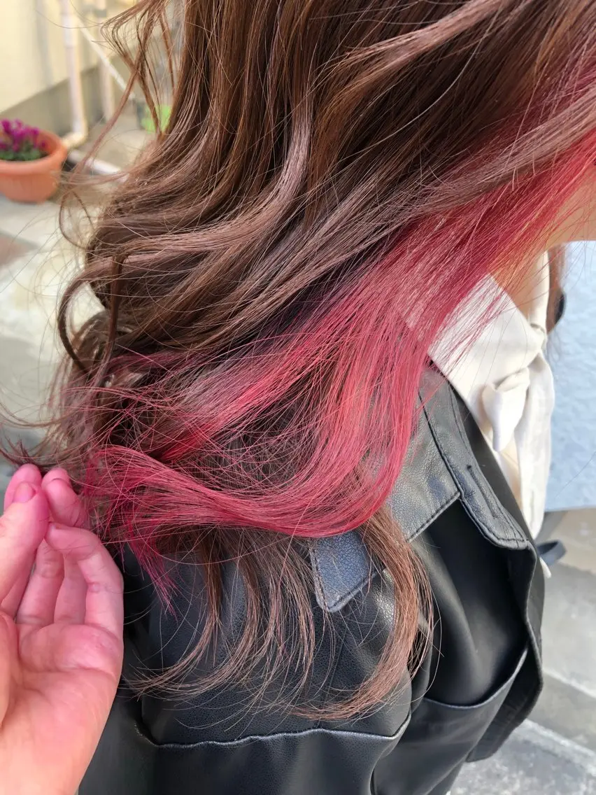 セミロング カラー インナーカラー 推し ブリーチ 髪質改善のヘアスタイル