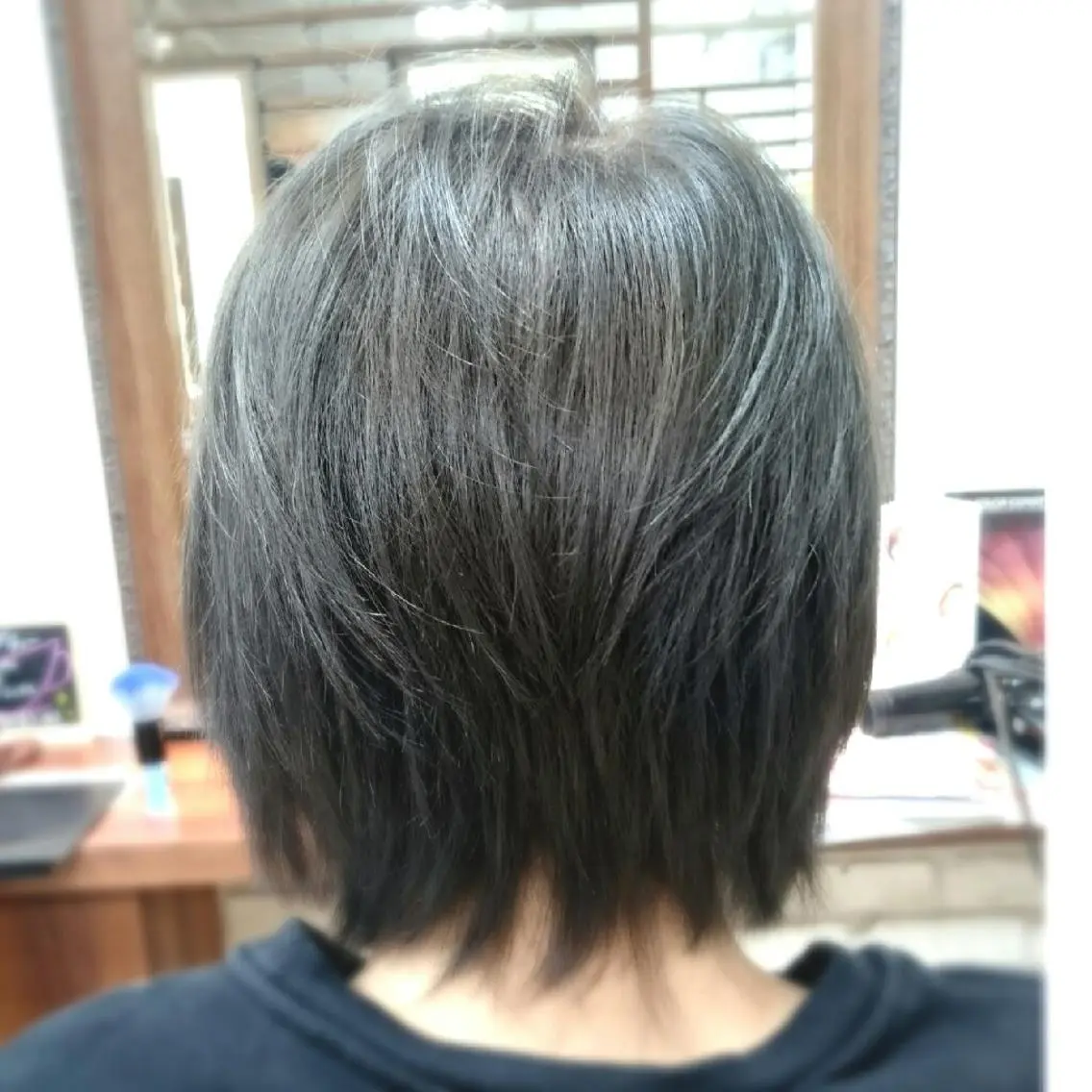 ショート カラー ブリーチ グレージュ 田坂 真弓のヘアスタイル