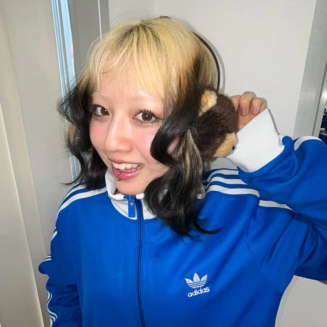 カラー 黒髪 ブリーチ 抜きっぱなしブロンド ブロンド デザインカラー ハイトーンカラー🪽 suzuhoのヘアスタイル