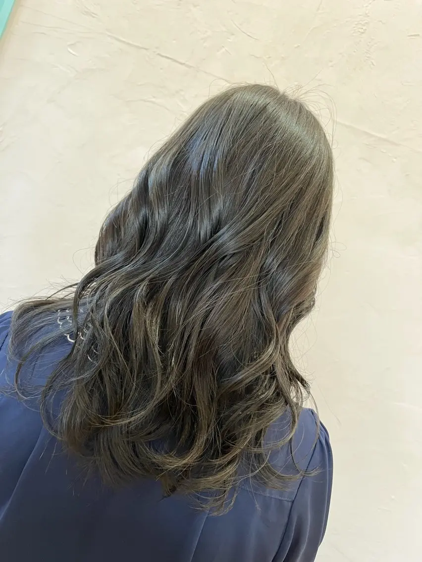 セミロング カラー ベージュカラー オリーブベージュ 高石 未唯のヘアスタイル