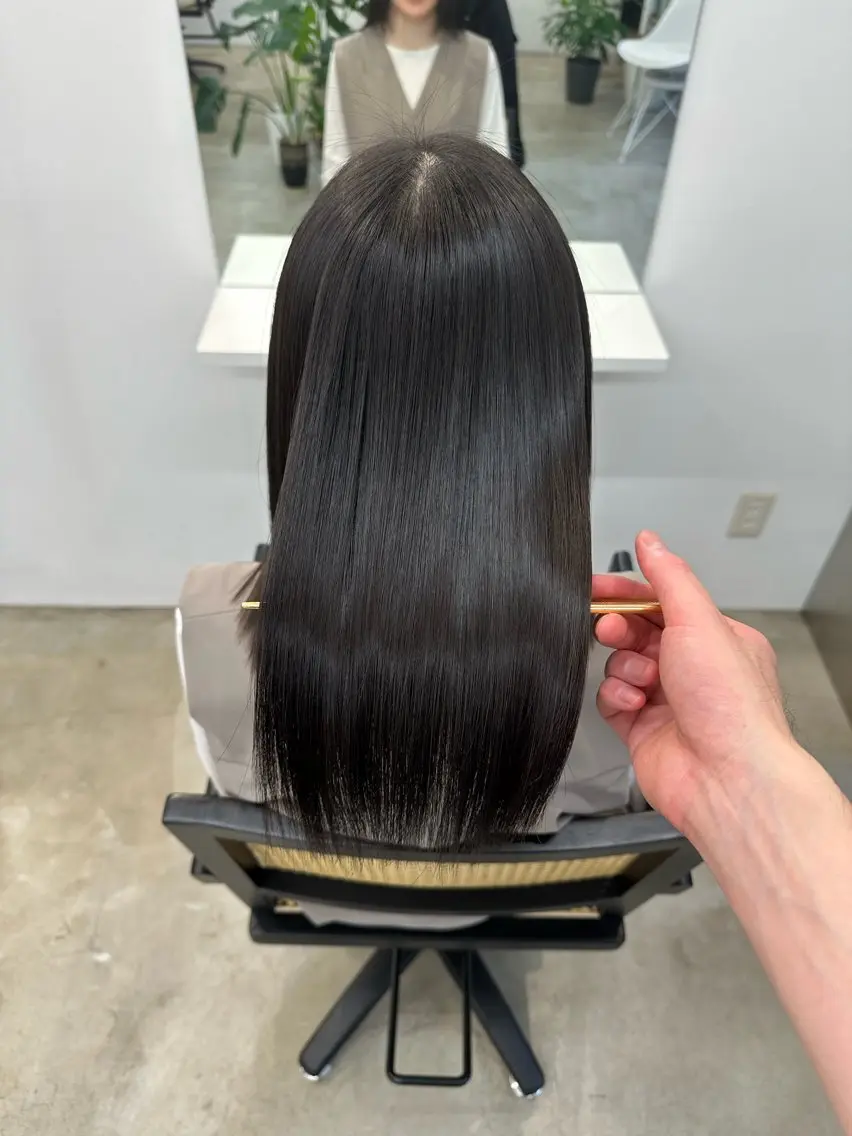 セミロング カット ヘアカラー トリートメント 艶髪、髪質改善 富田隼仁のヘアスタイル