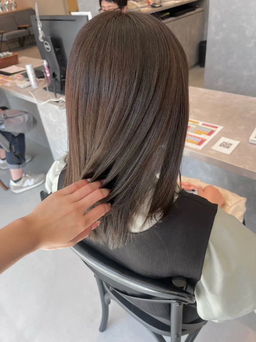 ミディアム カラー グレージュ 透明感カラー🫧🌈 似合わせカット✂︎のヘアスタイル