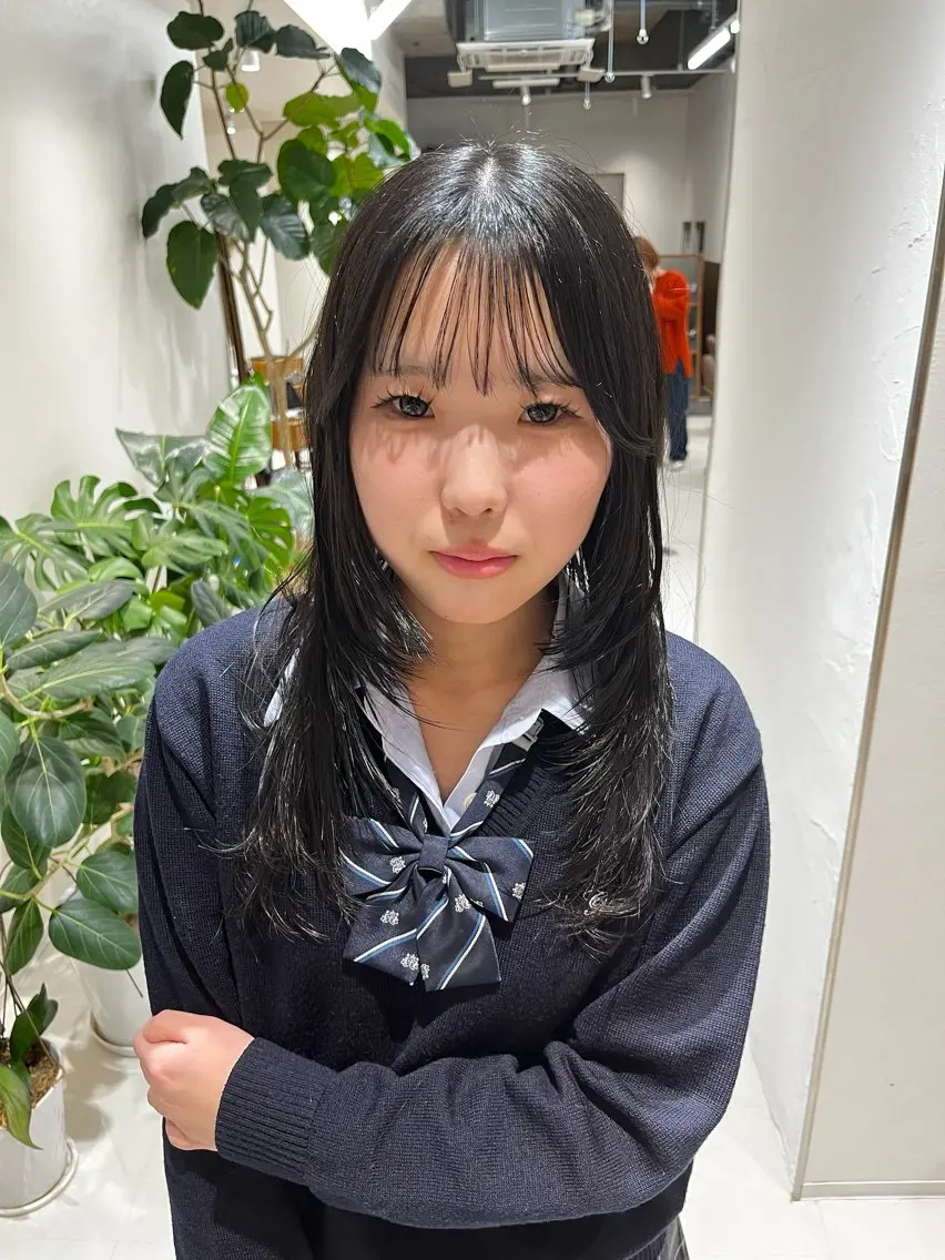 ロング カラー 黒髪 ブルーカラー ブルーブラック 顔まわりレイヤー レイヤーカット カット ヘアカラー トリートメント レイヤーカット/ブラ ウンカラー/河野凜のヘアスタイル