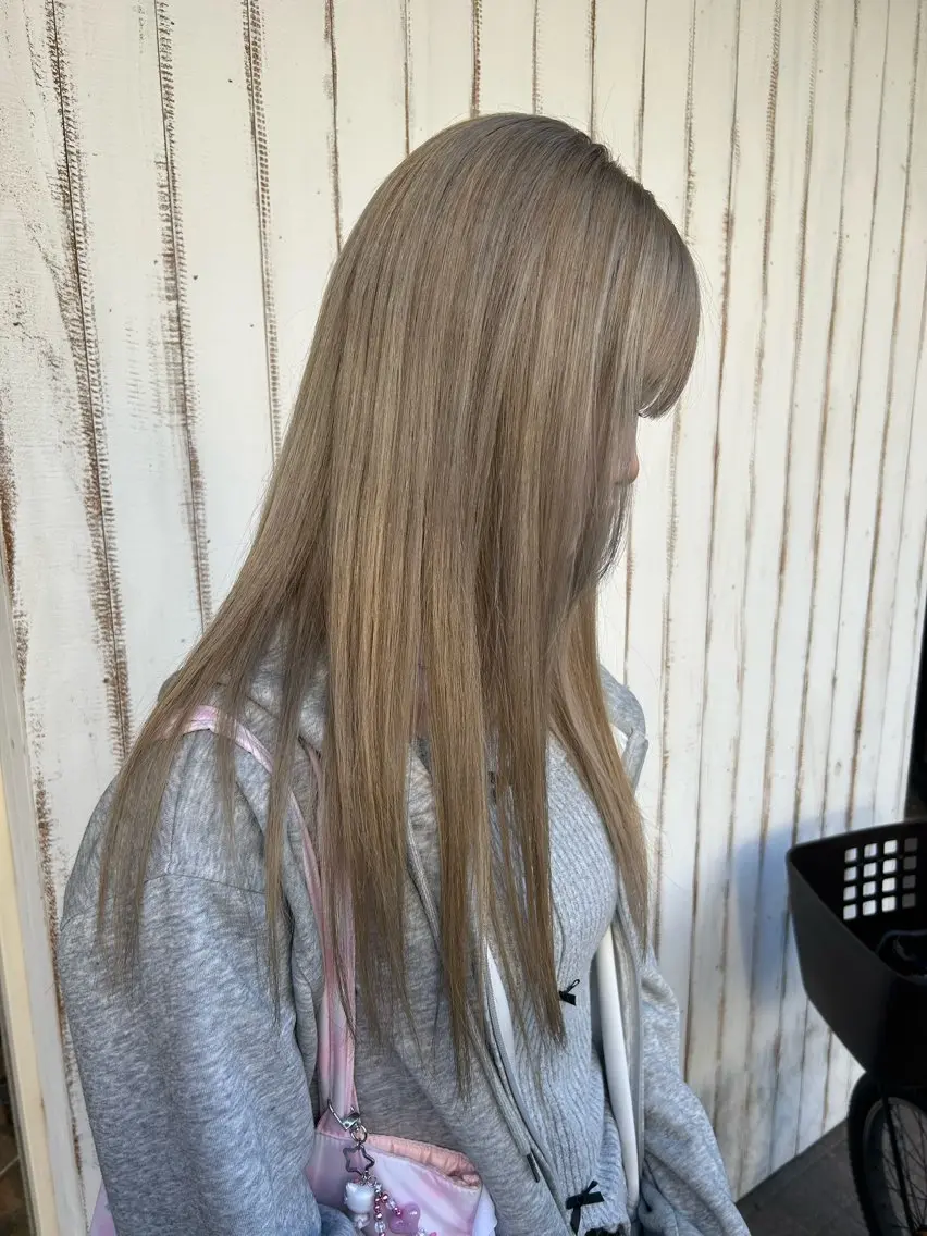 ロング カラー ブリーチ MOMOKA 🍑のヘアスタイル