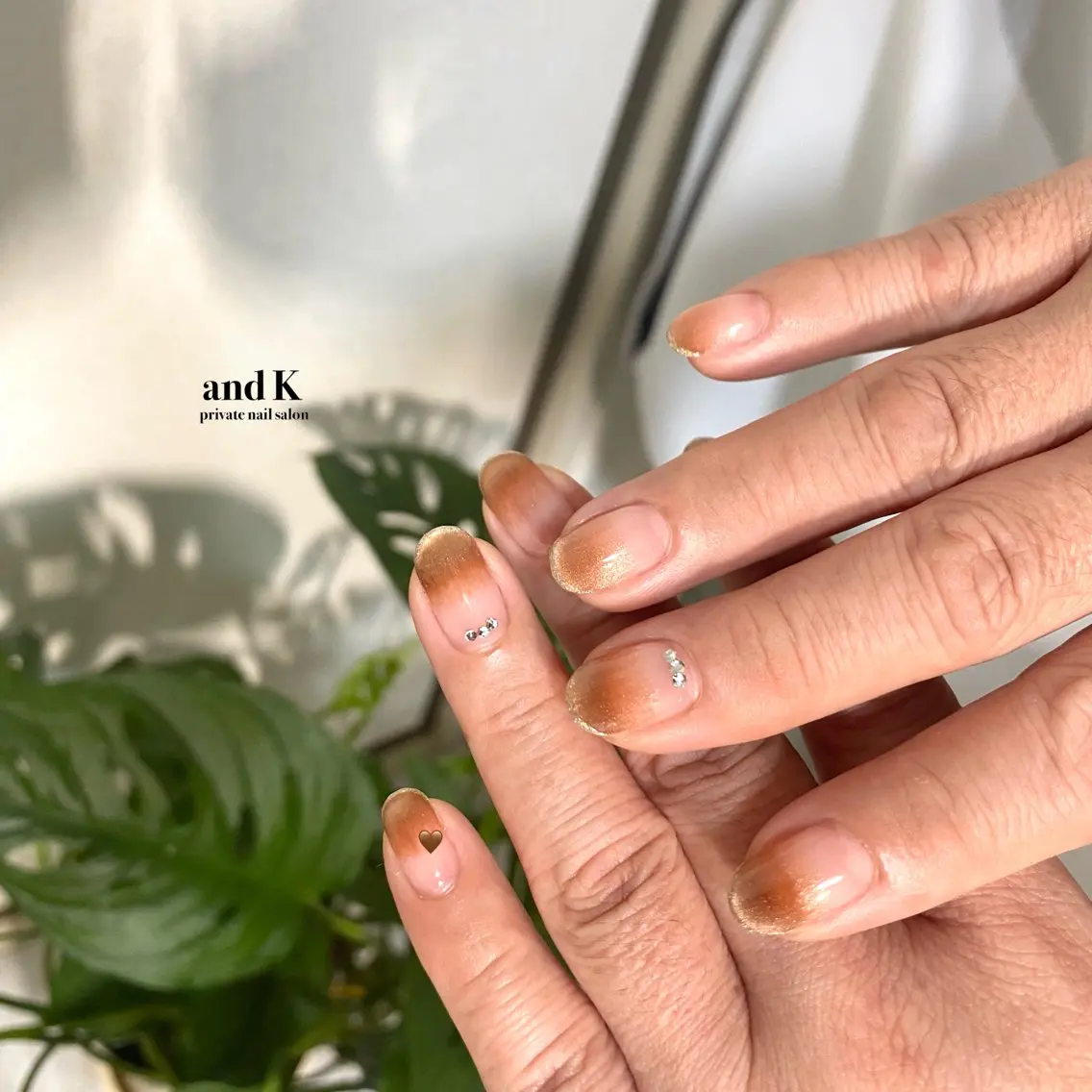 ネイル フレンチネイル ゴールド グラデーション ラメ(グリッター) マグネットネイル andK nail salonのネイルデザイン