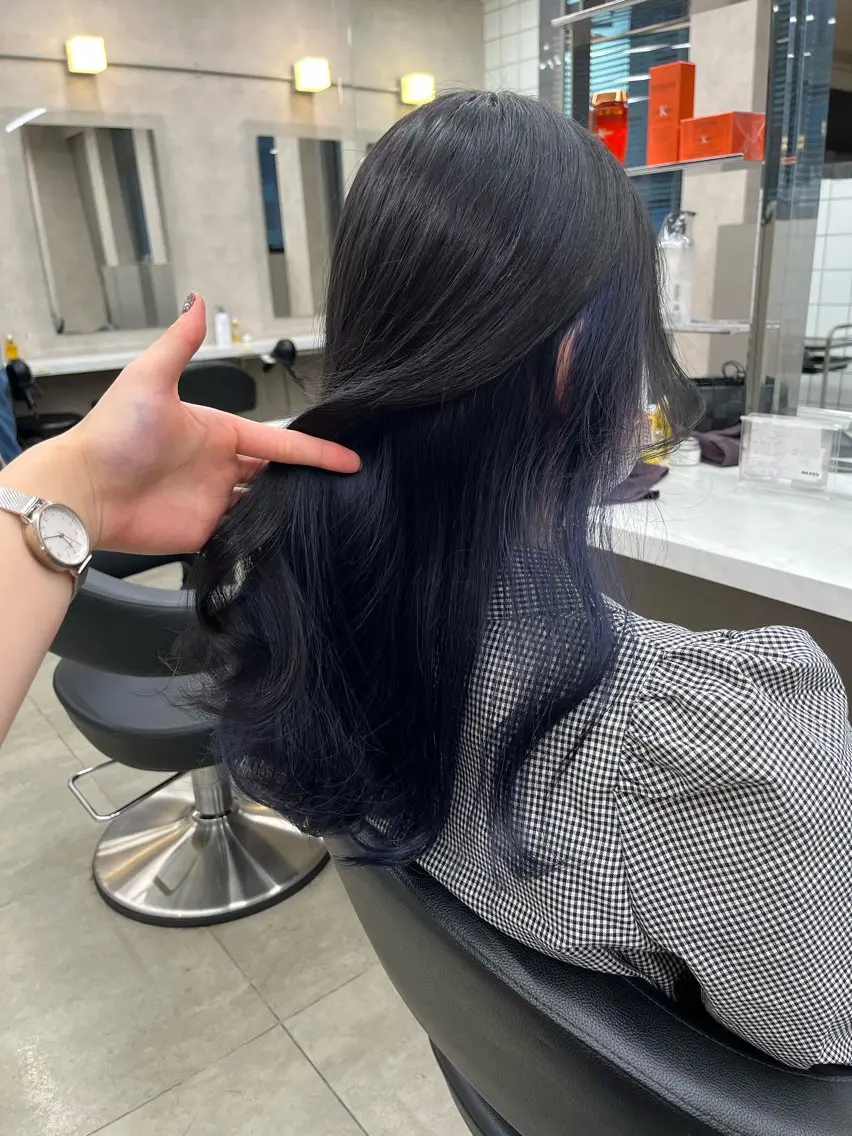 ロング 寒色/ベージュヘア ブリーチありMiOのヘアスタイル