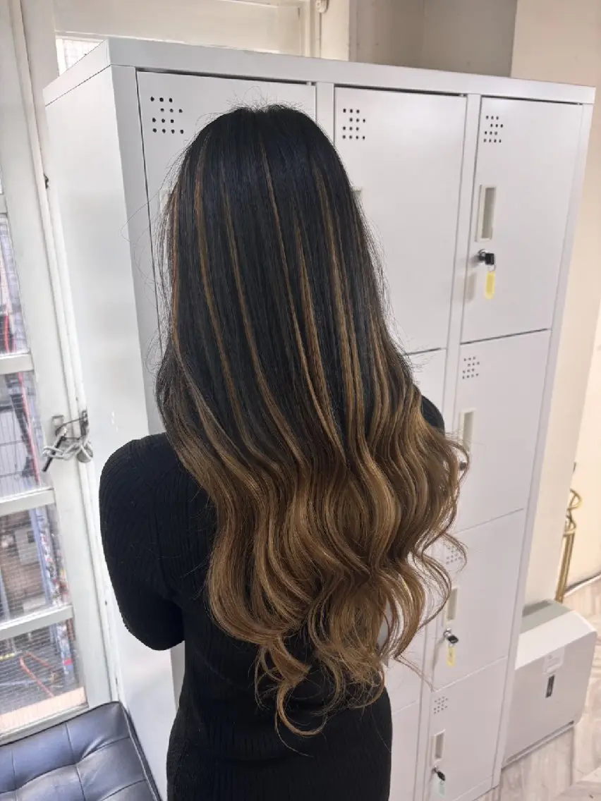 ロング カラー シールエクステ バレイヤージュ ブリーチ ダブルカラー ハイトーンカラー ベルグロー アルファのヘアスタイル