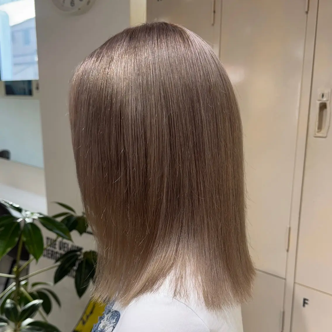 ミディアム カラー ヘアカラー トリートメント 艶髪ハイトーン× ボブ🥣アイネのヘアスタイル