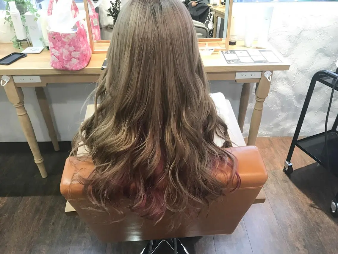 ロング カラー ベージュカラー インナーカラー 伊藤 優希のヘアスタイル