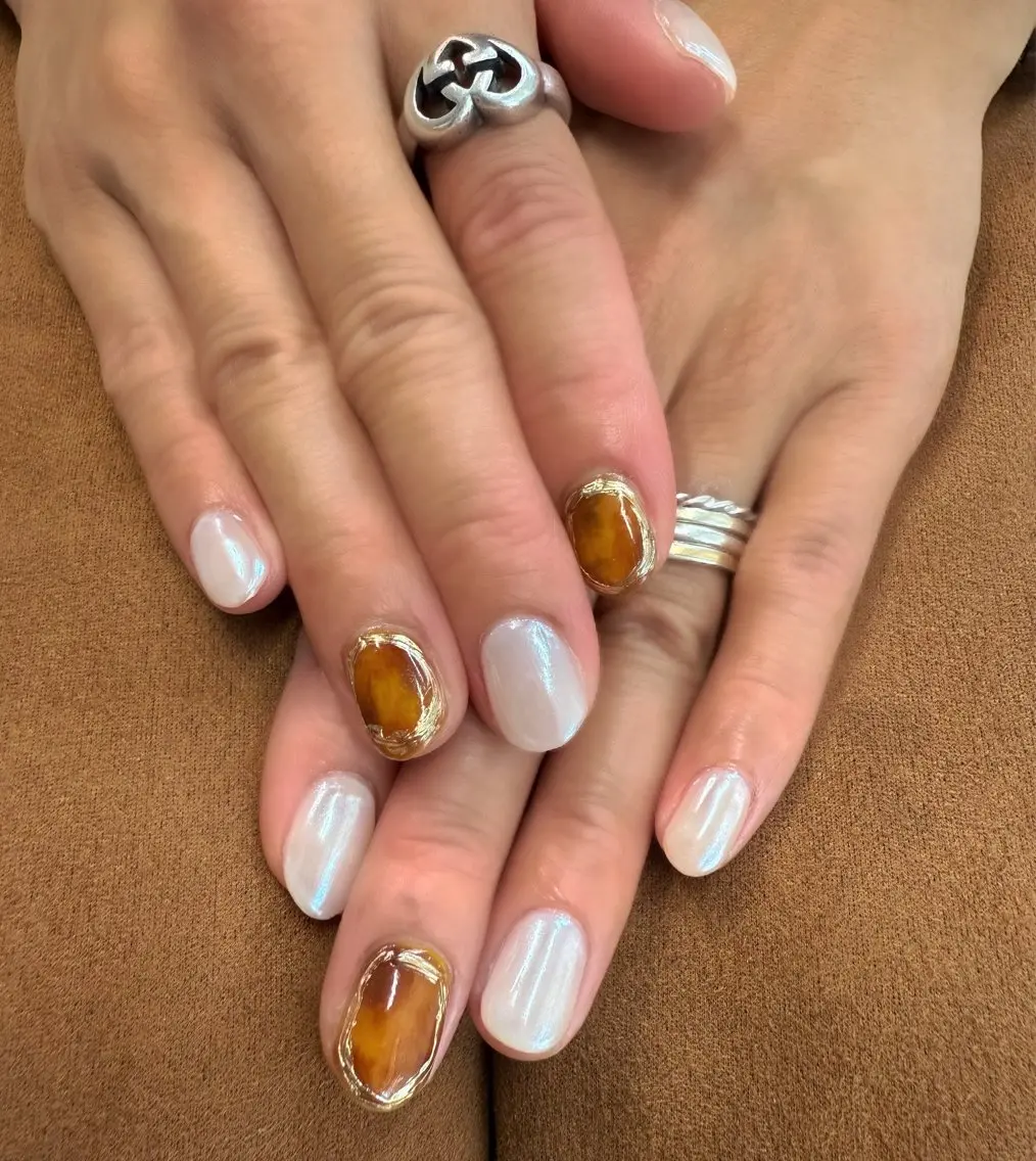 ネイル べっ甲ネイル ミラーネイル ホワイト ハンドネイル Tip by Tip 相馬知晶のネイルデザイン