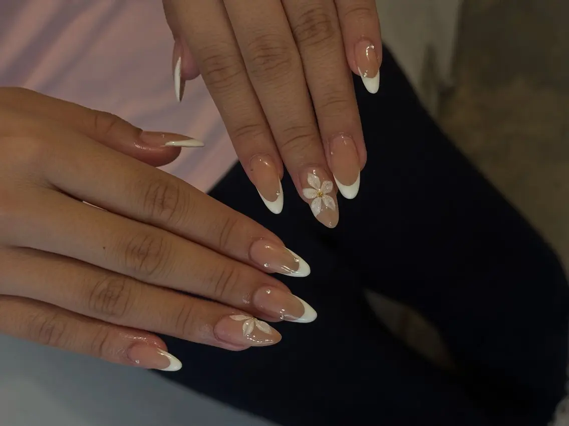 ネイル フラワーネイル フレンチネイル 夏ネイル ハンドネイル Nes.nail 那覇松山のネイルデザイン