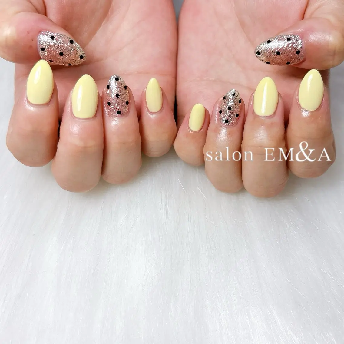 シンプル🖤ドットネイルの写真