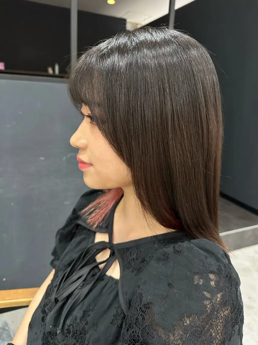 セミロング シガ ミクトのヘアスタイル