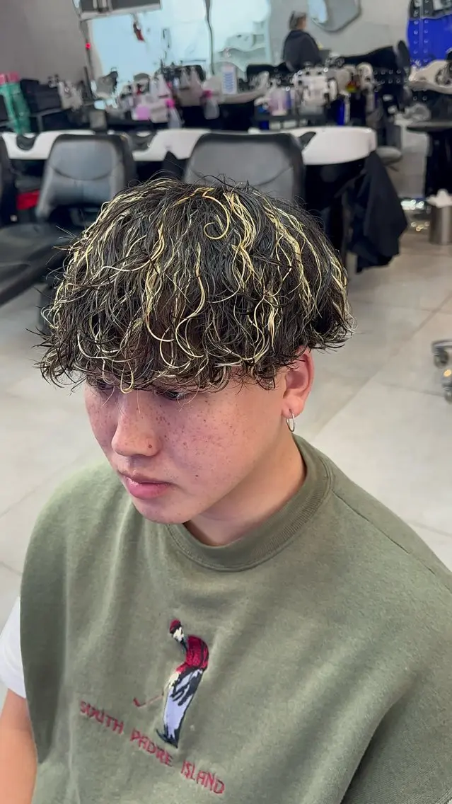 ショート カラー パーマ メンズ センターパート メンズハイライト メンズメッシュ マッシュ メンズパーマ カット ヘアカラー パーマ メンズパーマの達人 KAITOのヘアスタイル