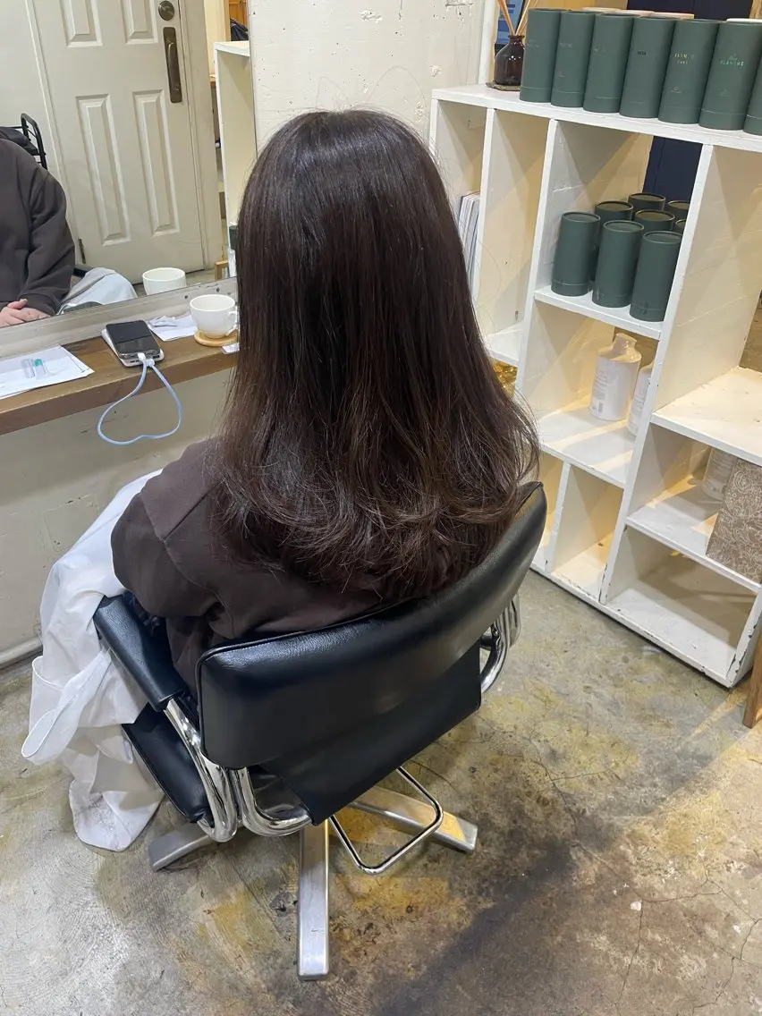 セミロング カラー ベージュカラー オリーブベージュ レイヤーカット MIOベージュカラー 柔らかいカラーのヘアスタイル