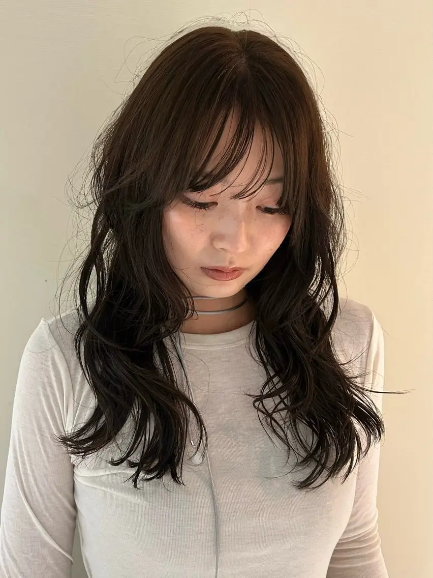 セミロング カラー セミロングパーマ オリーブカラー ヘアカラー RIKO ワンカラー🫧のヘアスタイル