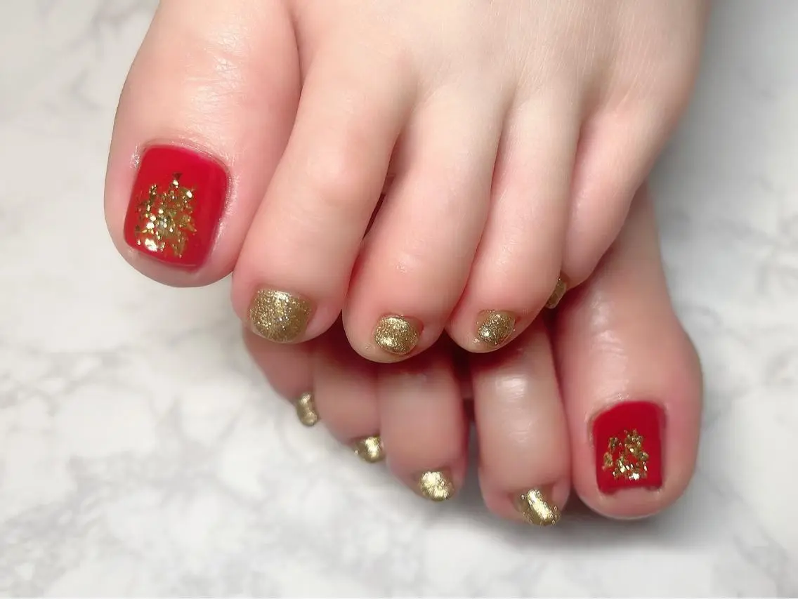 ネイル ゴールド 赤色 シンプルネイル フットネイル Nail Salon KURELLYのネイルデザイン