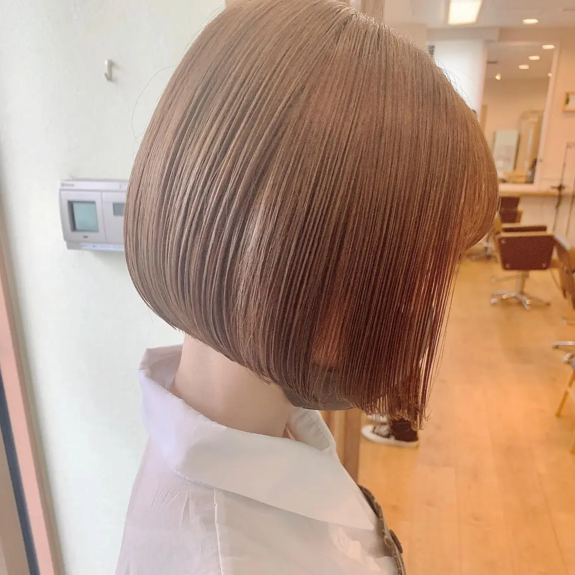ショート カラー ベージュカラー ブリーチ ミルクティーベージュ ボブ NUMBER_ ユイナのヘアスタイル