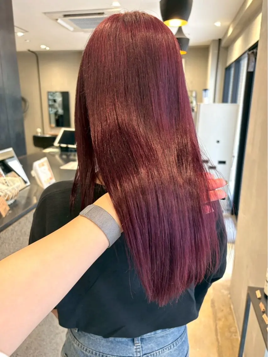 ロング 紅/透明感カラー /カットのヘアスタイル
