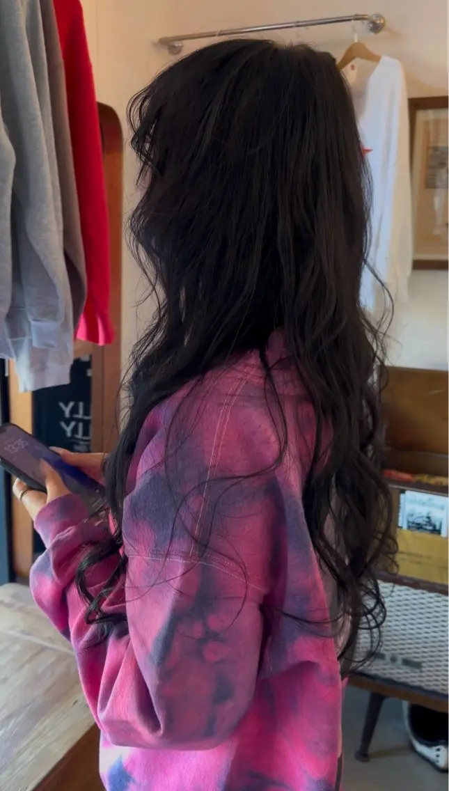ロング ヘアアレンジ 顔まわりレイヤー 顔周りカット レイヤーカット 岩村 夏姫のヘアスタイル