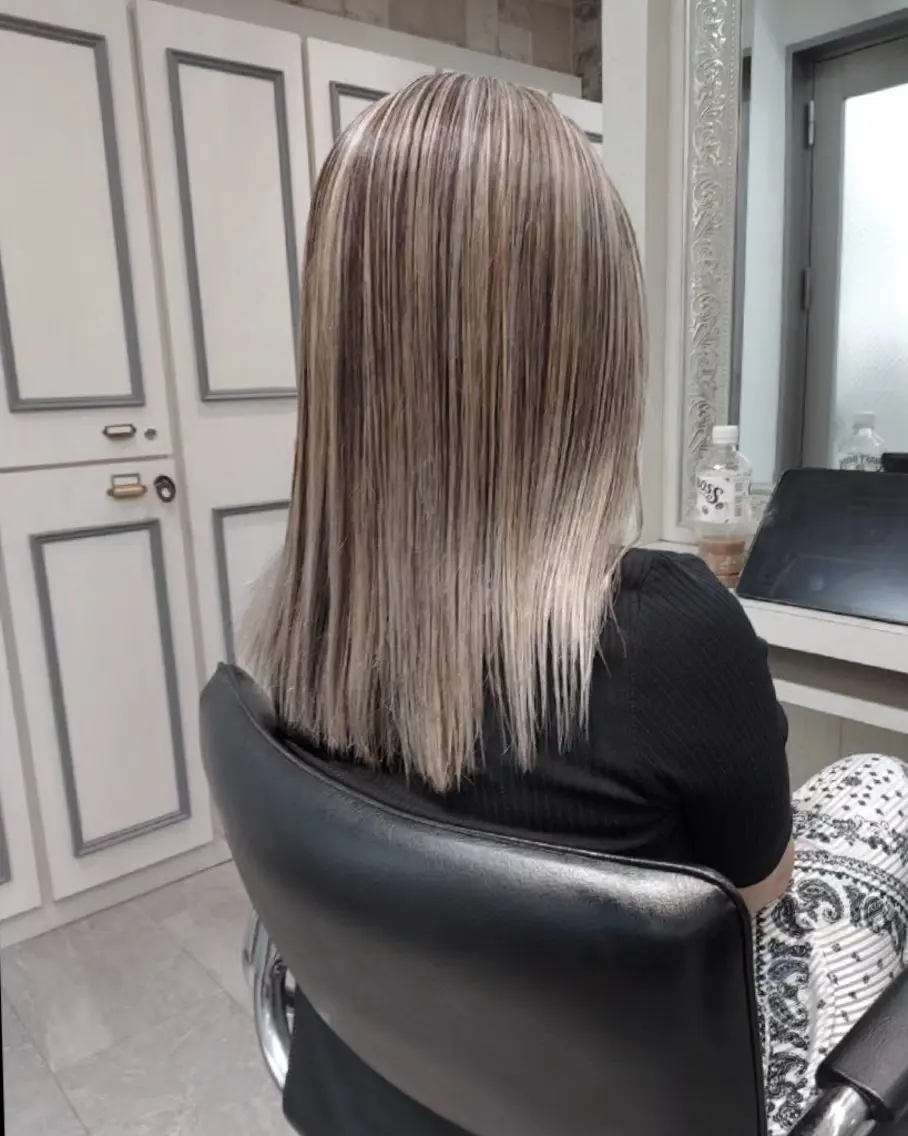 セミロング カラー ハイライトカラー ハイライト ヘアカラー トリートメント ブリーチ・ハイトーン 特化🎉内山のヘアスタイル