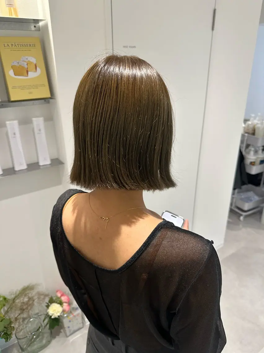 ショート カラー 切りっぱなしボブ オリーブカラー ボブ カット ヘアカラー トリートメント sena/博多/ コテ巻き風パーマのヘアスタイル
