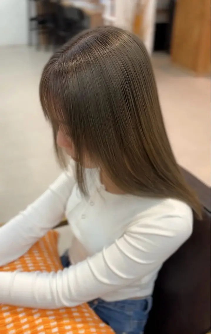 ミディアム カラー ベージュカラー ブリーチ オリーブベージュ 室谷 ゆりあのヘアスタイル