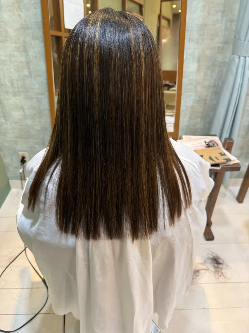 セミロング ハイライト 段 未佑のヘアスタイル
