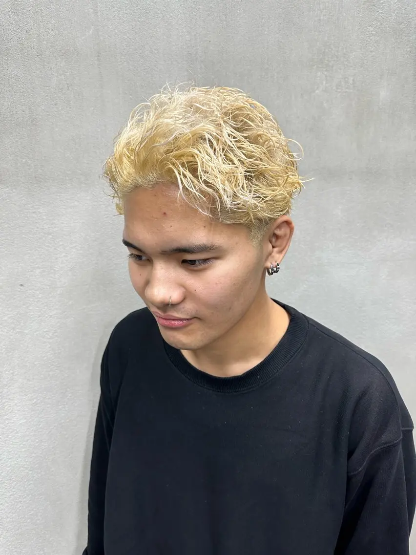 カラー メンズ メンズハイトーン ハイトーンカラー 山本 莉人のヘアスタイル